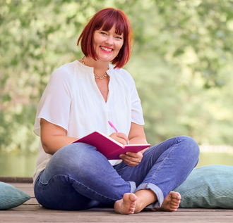 Nicole-Noack-Webstrategin-mit-Textpertise-sitzt-auf-dem-Steg